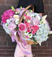Композиция солнечный день в Тимофеевке Цветочная композиция из Розы, Хризантемы, Пионы и Лизиантусы в корзине в Тимофеевке